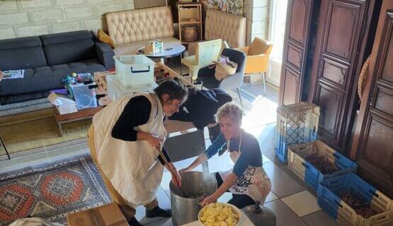 Astrid et Lucie préparent le plat du samedi Astrid et Lucie préparent le plat du samedi