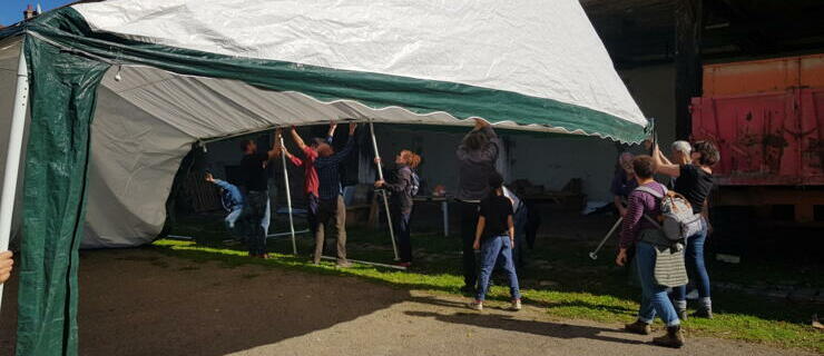 Montage collectif du barnum Montage collectif du barnum