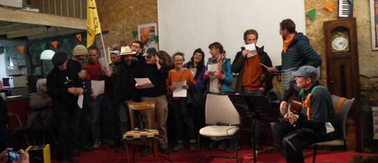 Les paysan·nes entonnent en choeur  Les paysan·nes entonnent en choeur